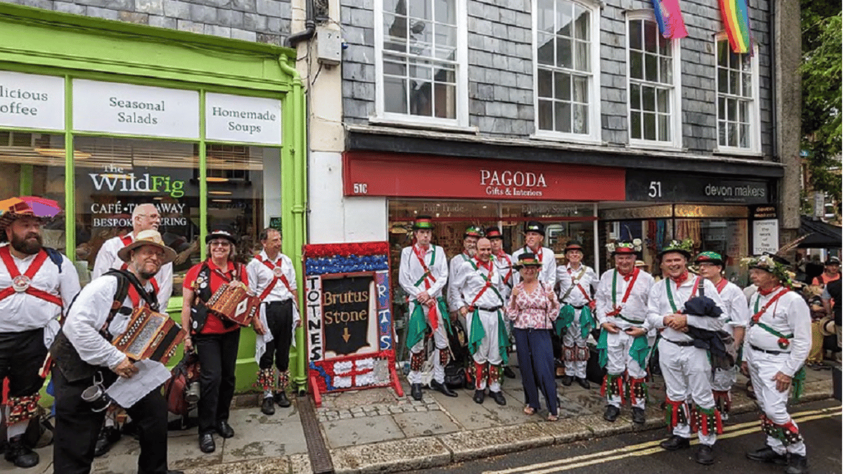 the-legend-of-brutus-comes-to-totnes-town-dartmouth-today-co-uk